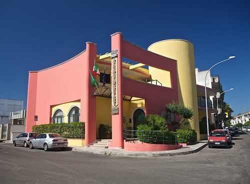 Lo Scacciapensieri Hotel & Restaurant Монтероні-ді-Лечче Екстер'єр фото