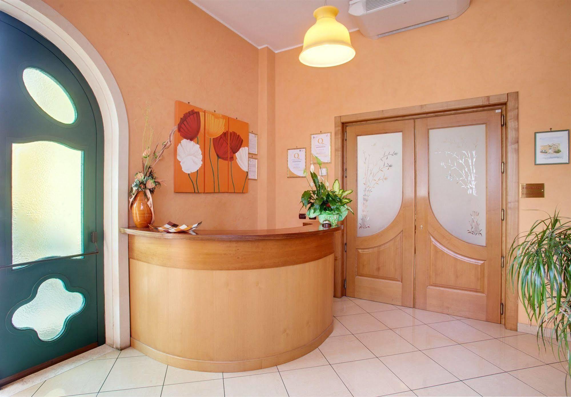 Lo Scacciapensieri Hotel & Restaurant Монтероні-ді-Лечче Екстер'єр фото