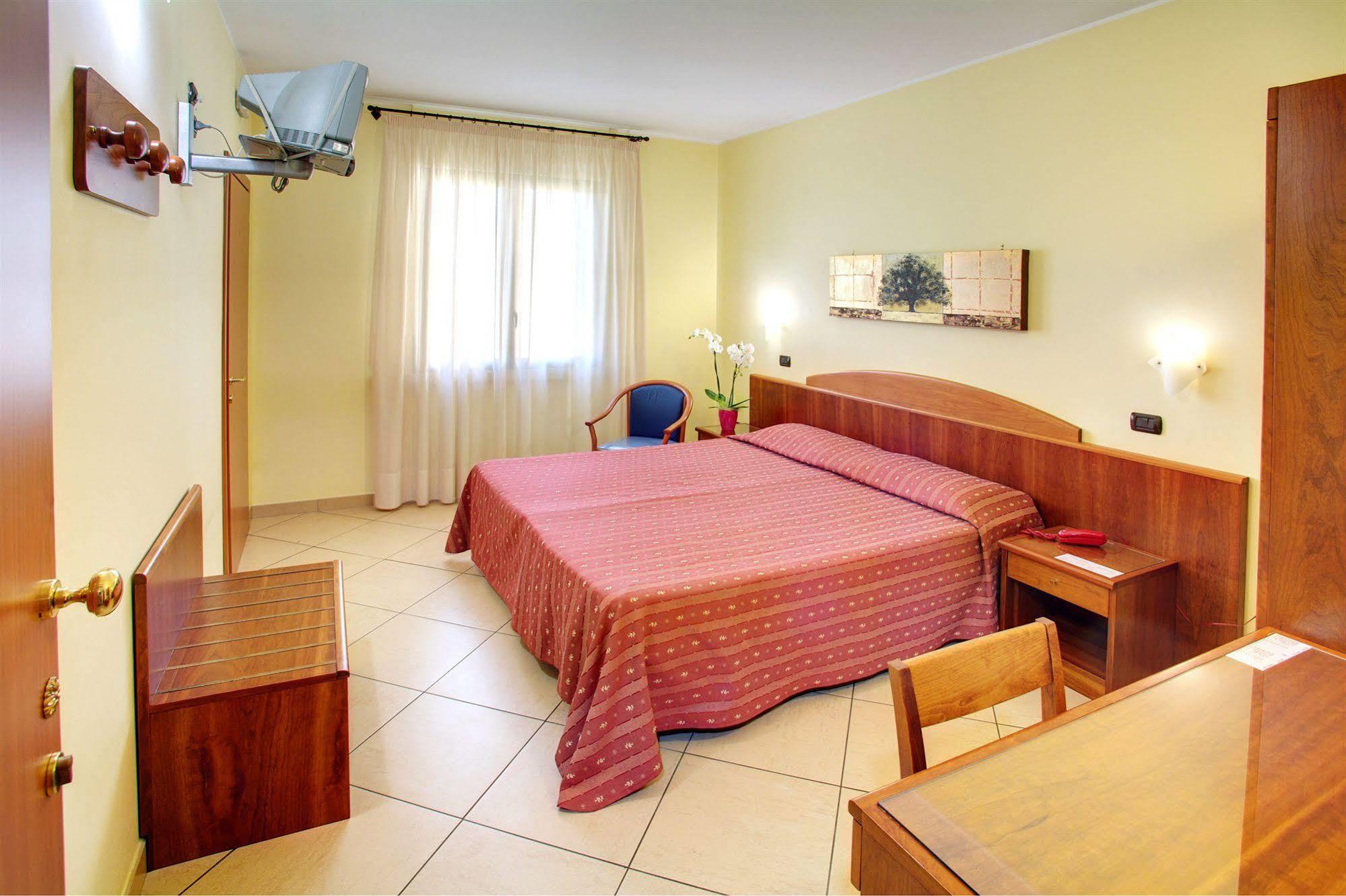 Lo Scacciapensieri Hotel & Restaurant Монтероні-ді-Лечче Екстер'єр фото
