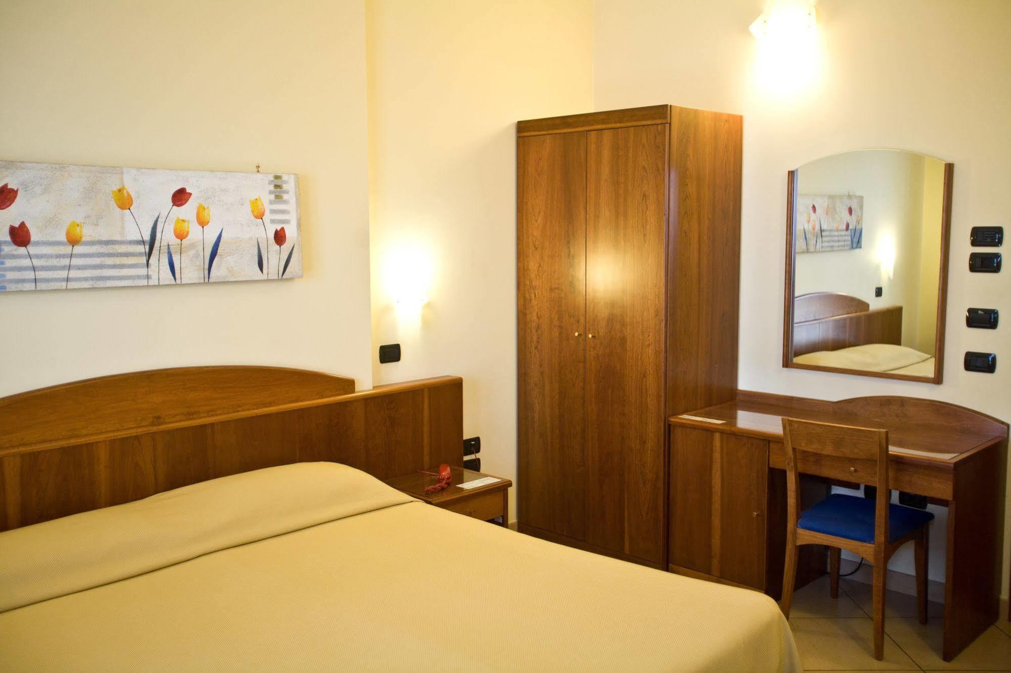 Lo Scacciapensieri Hotel & Restaurant Монтероні-ді-Лечче Екстер'єр фото