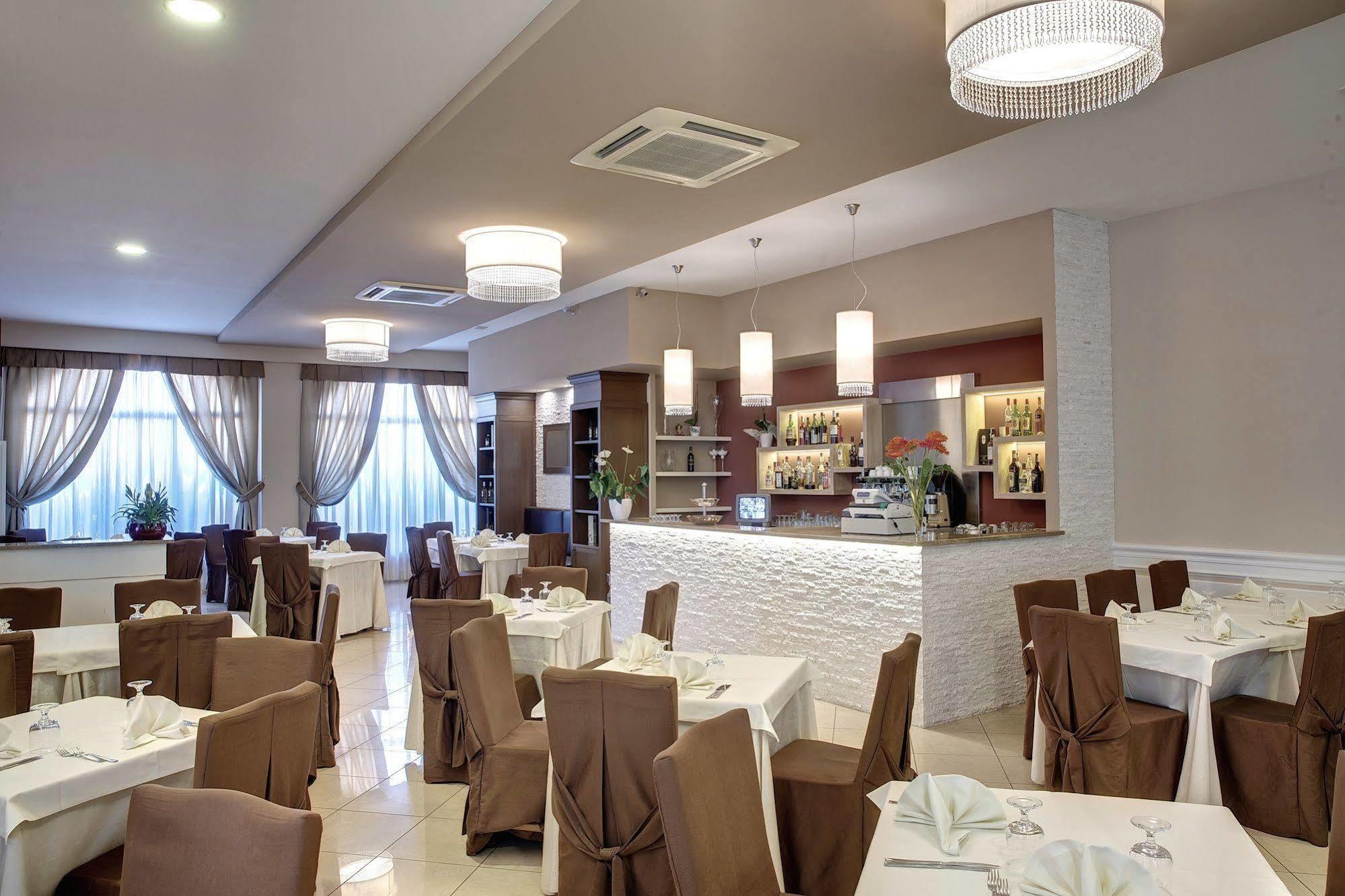 Lo Scacciapensieri Hotel & Restaurant Монтероні-ді-Лечче Екстер'єр фото