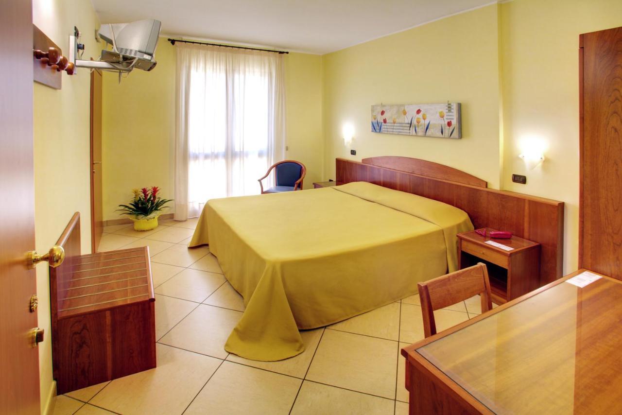 Lo Scacciapensieri Hotel & Restaurant Монтероні-ді-Лечче Номер фото