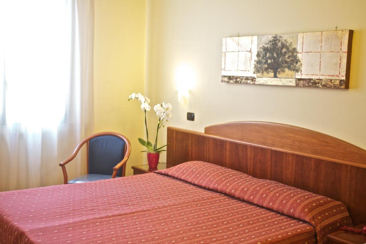 Lo Scacciapensieri Hotel & Restaurant Монтероні-ді-Лечче Номер фото