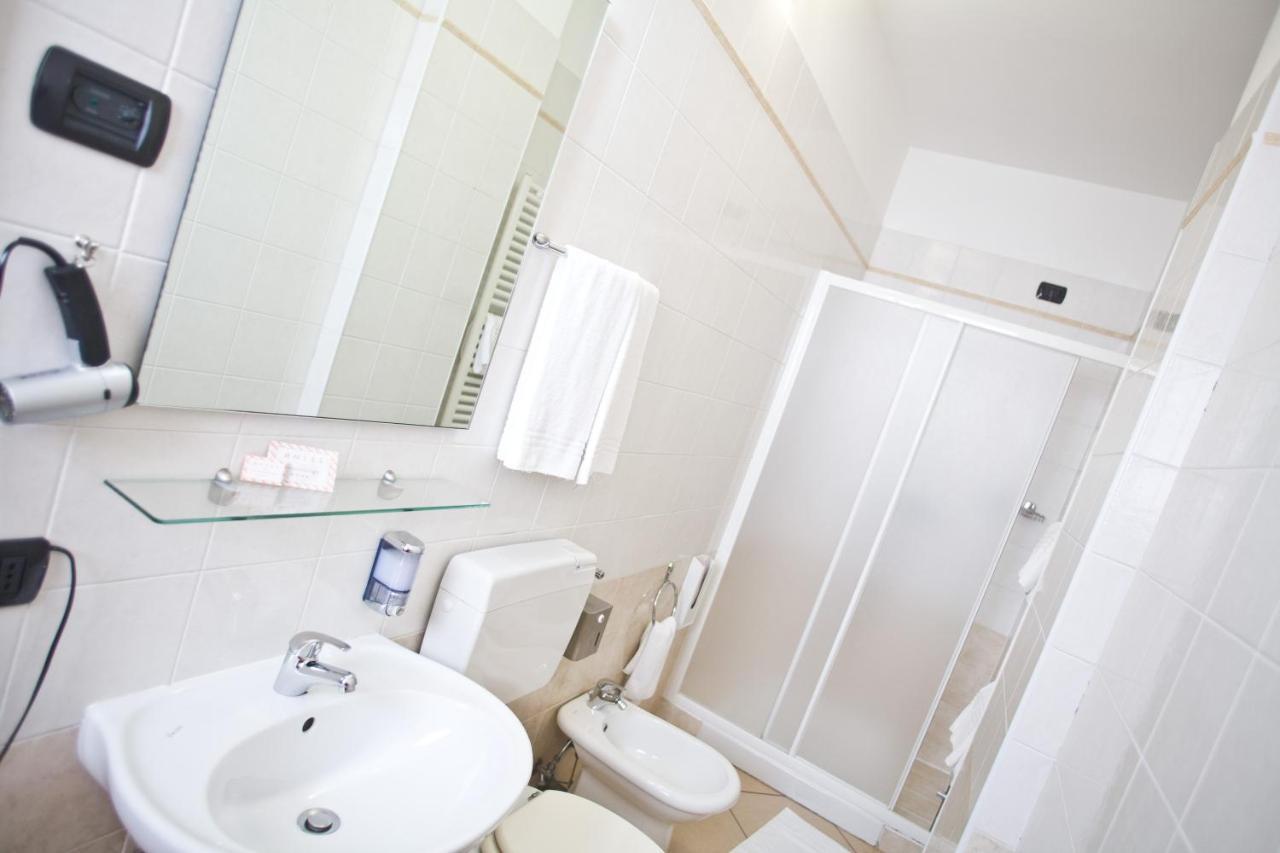 Lo Scacciapensieri Hotel & Restaurant Монтероні-ді-Лечче Екстер'єр фото