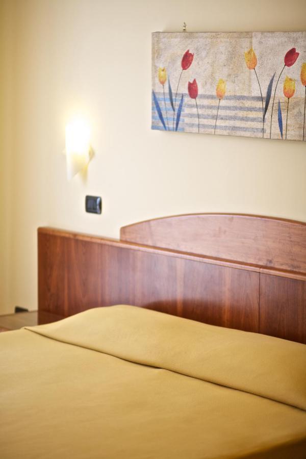 Lo Scacciapensieri Hotel & Restaurant Монтероні-ді-Лечче Номер фото